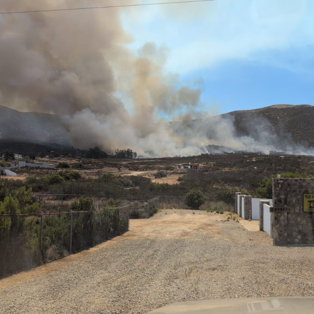 Avanza Control de Incendio Forestal en la Carretera Ensenada-Tecate
